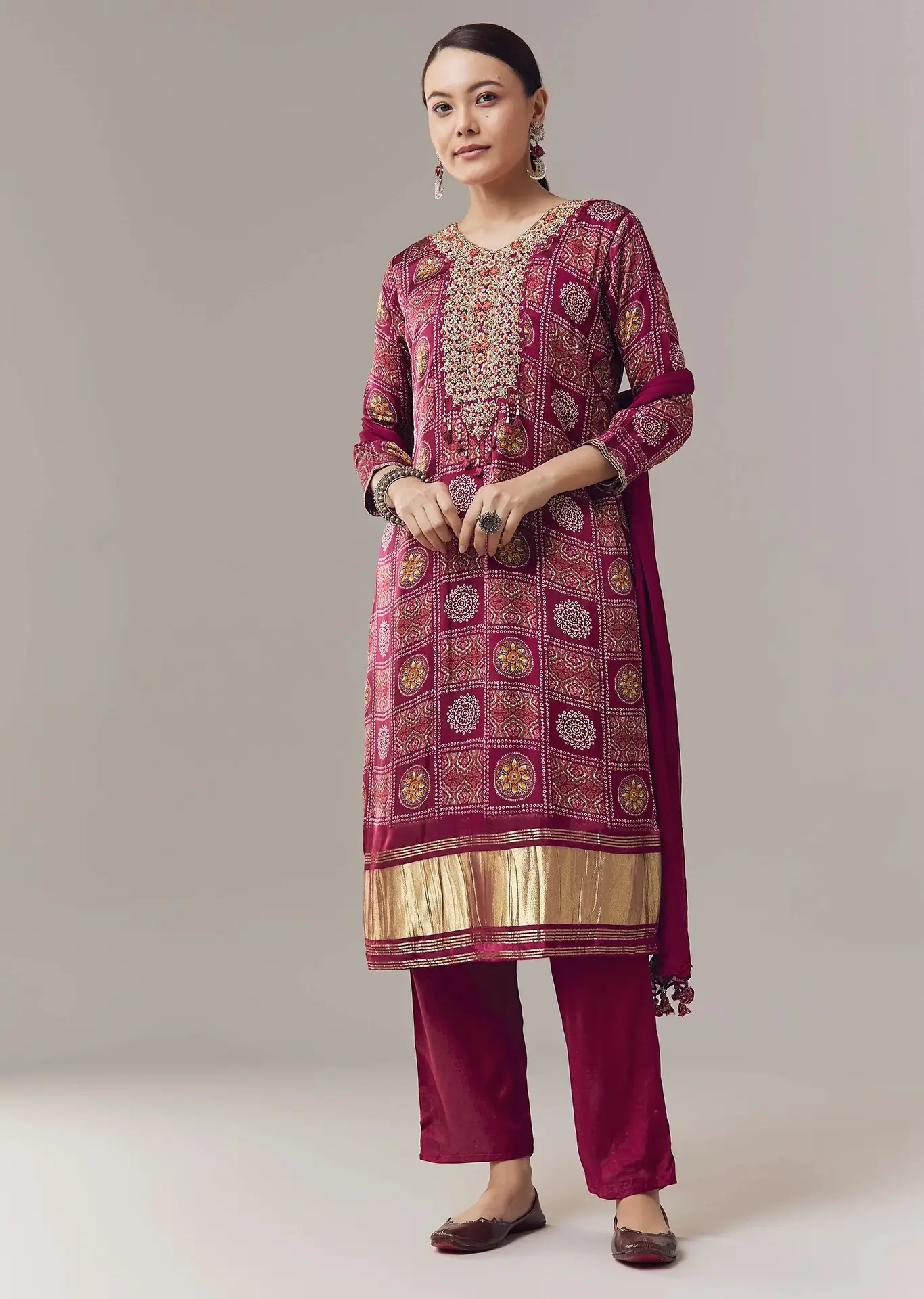 kurta-set-in-bandhani-print-with-embroidered